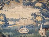 une image représentant une tapisserie avec des oiseaux et une fontaine au centre