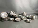 beaucoup d'assiettes et de tasses posées sur une table