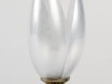 une paire de ciseaux posée à côté d'une lampe