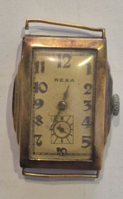 une montre-bracelet en or exposée au mur