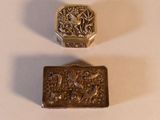 deux petits objets métalliques posés sur une table