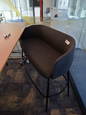 une image représentant une chaise et une table dans un bureau