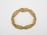 un bracelet en or sur fond blanc
