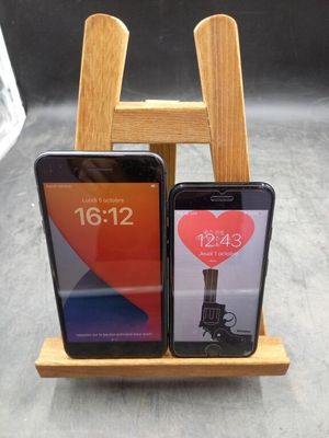 deux téléphones portables posés sur un support en bois