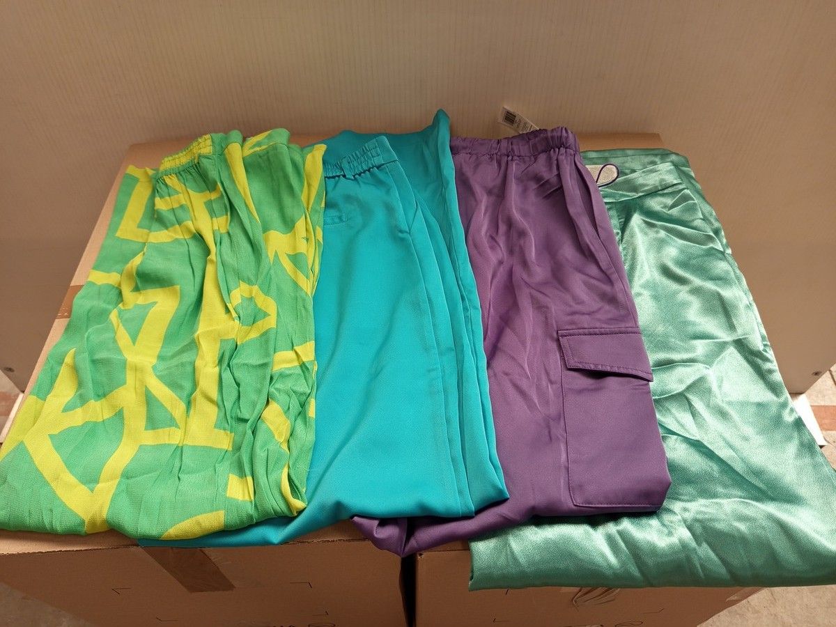 Lot de 100 pantalons (très grande variété de modèle) - pour femmes - 100% marques - Neuf, avec étiquette - 4 cartons