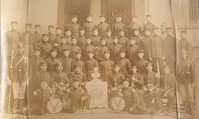 une vieille photo représentant un groupe d'hommes en uniforme militaire
