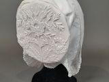 chapeau blanc orné de fleurs brodées sur fond noir