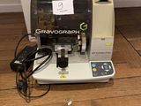 une petite machine posée sur un plancher en bois