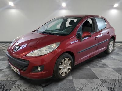 la photo d'une voiture rouge garée dans un garage