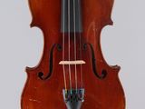 gros plan d'un violon sur fond blanc
