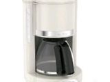 La cafetière est blanche et est surmontée d'une tasse noire.