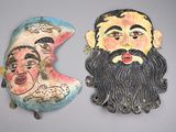 deux masques accrochés au mur d'une pièce