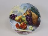 une assiette sur laquelle est représenté un panier de fruits