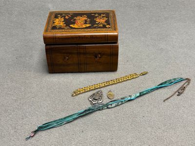 Boite à souvenir d'Aix les bains et bijoux fantaisie.