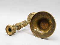Paire de flambeaux en bronze ciselé et doré, le fût orné de … (photo 5)