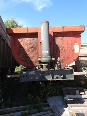 un wagon garé à côté d'un bâtiment