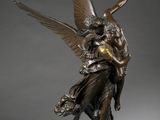une image représentant une statue en bronze d'un ange tenant un enfant dans ses bras