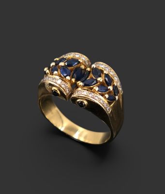 une bague en or sertie de saphirs bleus et de diamants sur fond noir