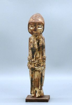 une petite statue d'un homme avec un chapeau sur la tête