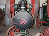une vieille locomotive à vapeur rangée dans un garage