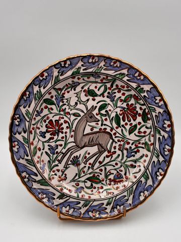 Plat décoratif en céramique grec, décor d'une biche. D : 34 cm
