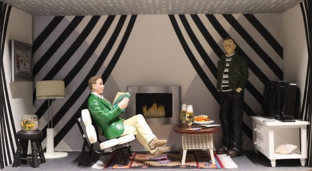 Diorama. Composition miniature, dans une vitrine en bois, vitre e...