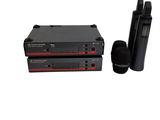 deux microphones et un lecteur CD placés l'un à côté de l'autre