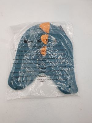 un chapeau en plastique orné d'un motif bleu et orange