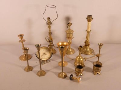 de nombreux types de bougies et de bougeoirs sur la table