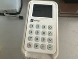 un téléphone posé sur une table à côté d'une boîte