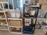 une pièce où les étagères sont remplies de cartons et de bacs