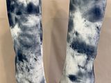 un gros plan sur une paire de bottes à talons hauts bleues et blanches