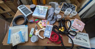 une table sur laquelle se trouvent plusieurs objets