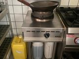 une poêle posée sur une cuisinière dans une cuisine