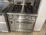 une cuisinière et un four en acier inoxydable dans une cuisine