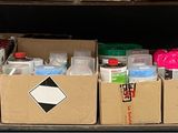 une étagère sur laquelle sont posées de nombreuses boîtes et boîtes de conserve