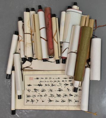 de nombreux rouleaux de papier et des stylos posés sur une table