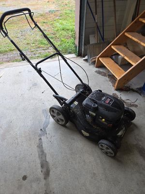 une tondeuse à gazon qui se trouve dans le garage