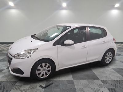 la photo d'une petite voiture blanche garée dans un garage
