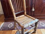 une chaise en bois posée sur un tapis devant une armoire