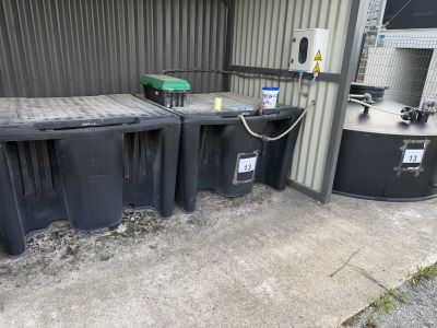 trois poubelles noires placées les unes à côté des autres