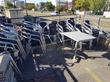 beaucoup de chaises et de tables dans un parking
