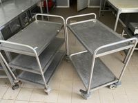Deux tables roulantes en inox (photo 2)