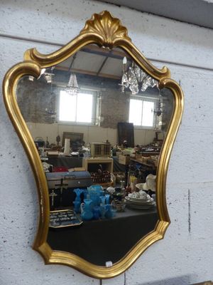 un miroir accroché au mur d'une pièce