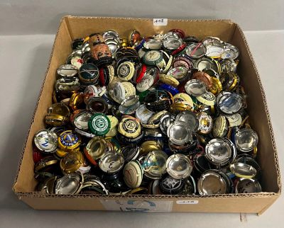 une caisse remplie de canettes de bière posée sur une table