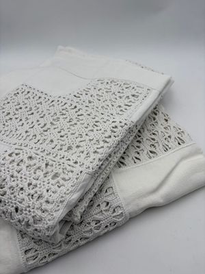 Réunion de deux nappes en dentelles.