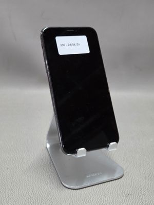 un téléphone posé sur un support, sur une table