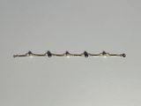 un bracelet en argent orné de perles noires sur fond blanc