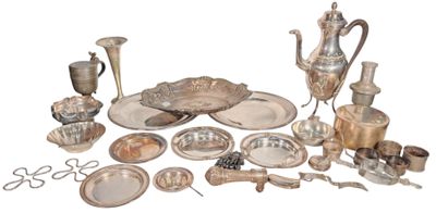 beaucoup d'objets en argent qui se trouvent sur la table