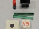une photo d'une table sur laquelle se trouvent quelques objets